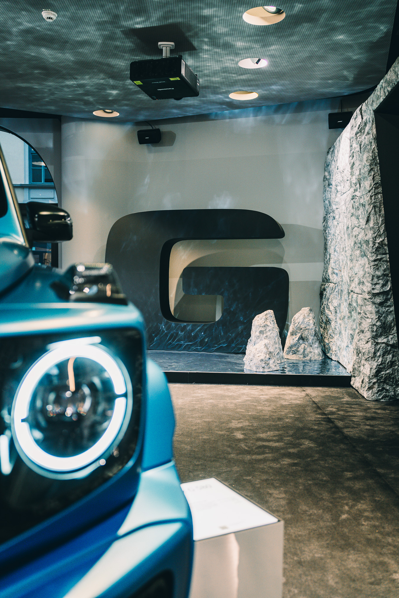 Marketing Innovations @Mercedes Benz by FADETOBLACK, event photography, image 13: Interior views of the Mercedes-Benz Studio Odeonsplatz venue in Munich during a marketing event: a blue