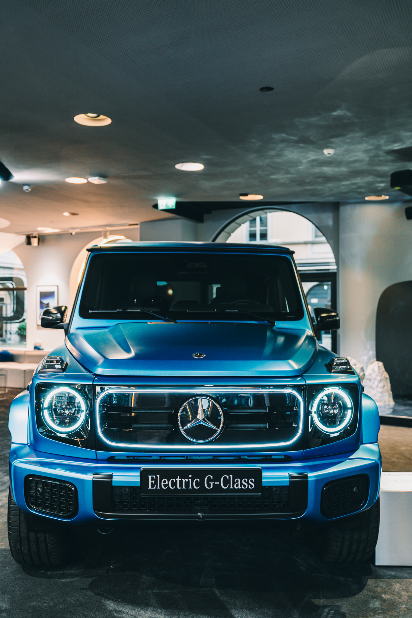 Marketing Innovations @Mercedes Benz by FADETOBLACK, event photography, image 7: Interior views of the Mercedes-Benz Studio Odeonsplatz venue in Munich during a marketing event: a blue