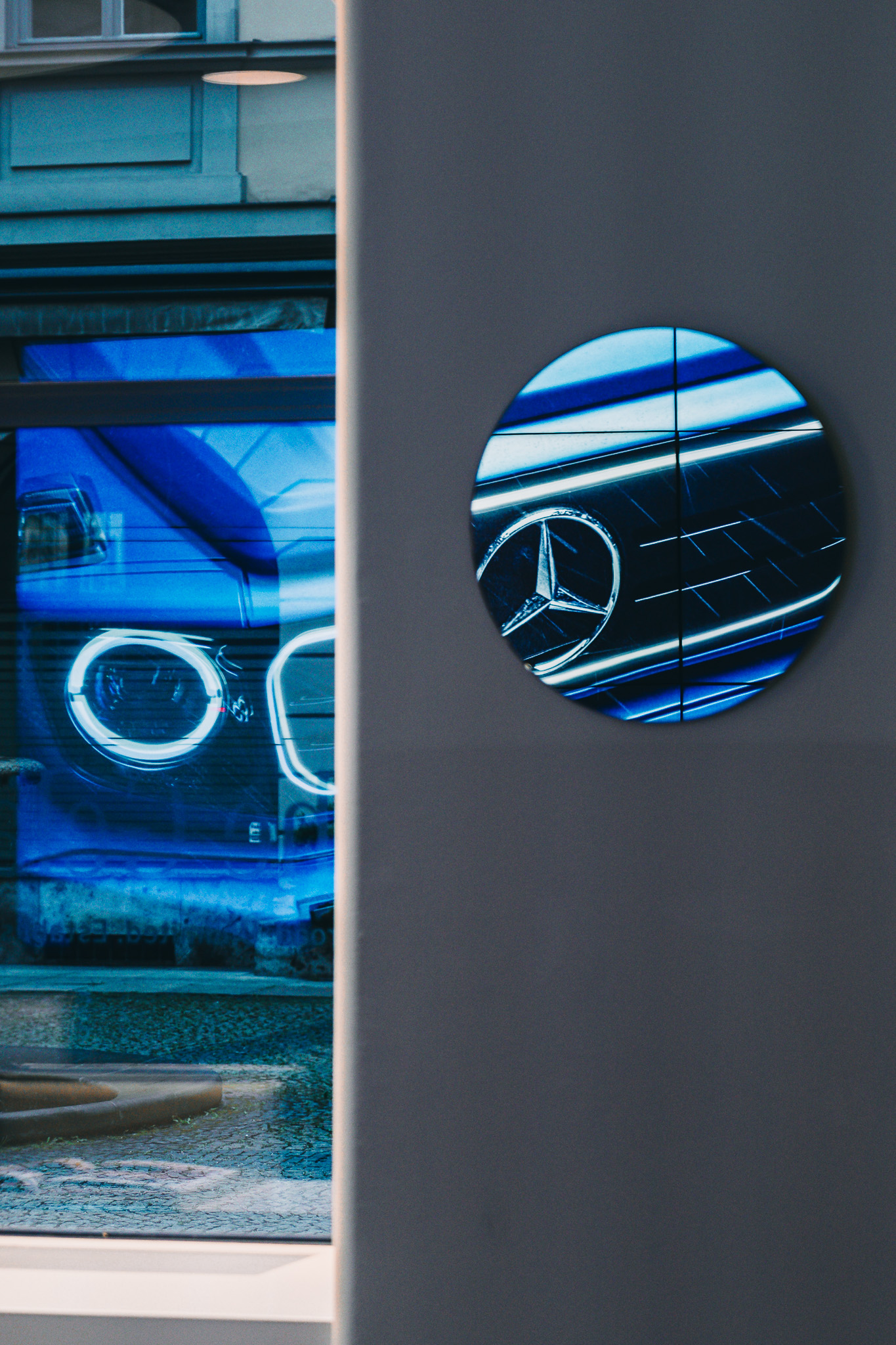 Marketing Innovations @Mercedes Benz by FADETOBLACK, event photography, image 12: Interior views of the Mercedes-Benz Studio Odeonsplatz venue in Munich during a marketing event: a blue