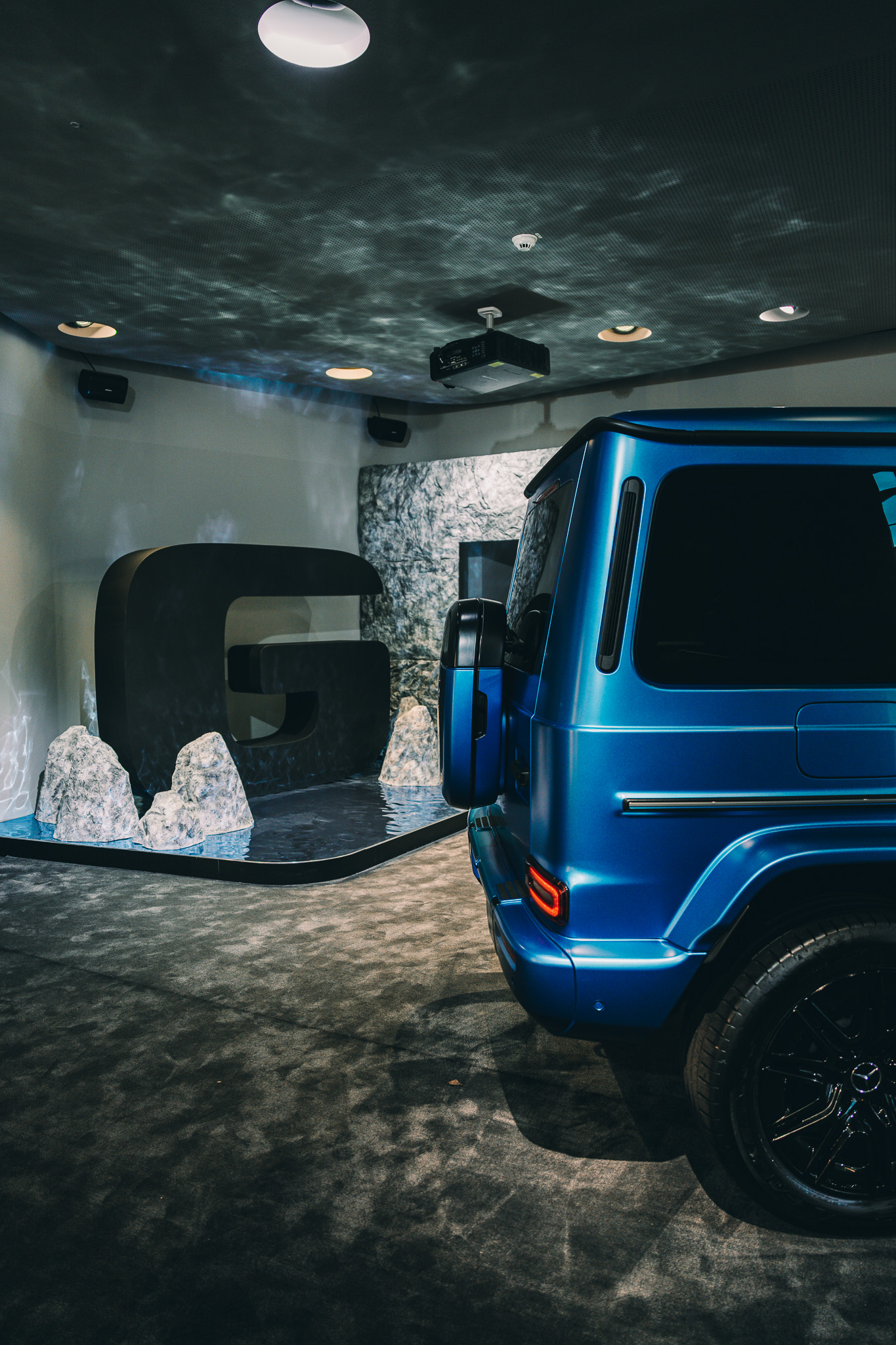 Marketing Innovations @Mercedes Benz by FADETOBLACK, event photography, image 18: Interior views of the Mercedes-Benz Studio Odeonsplatz venue in Munich during a marketing event: a blue