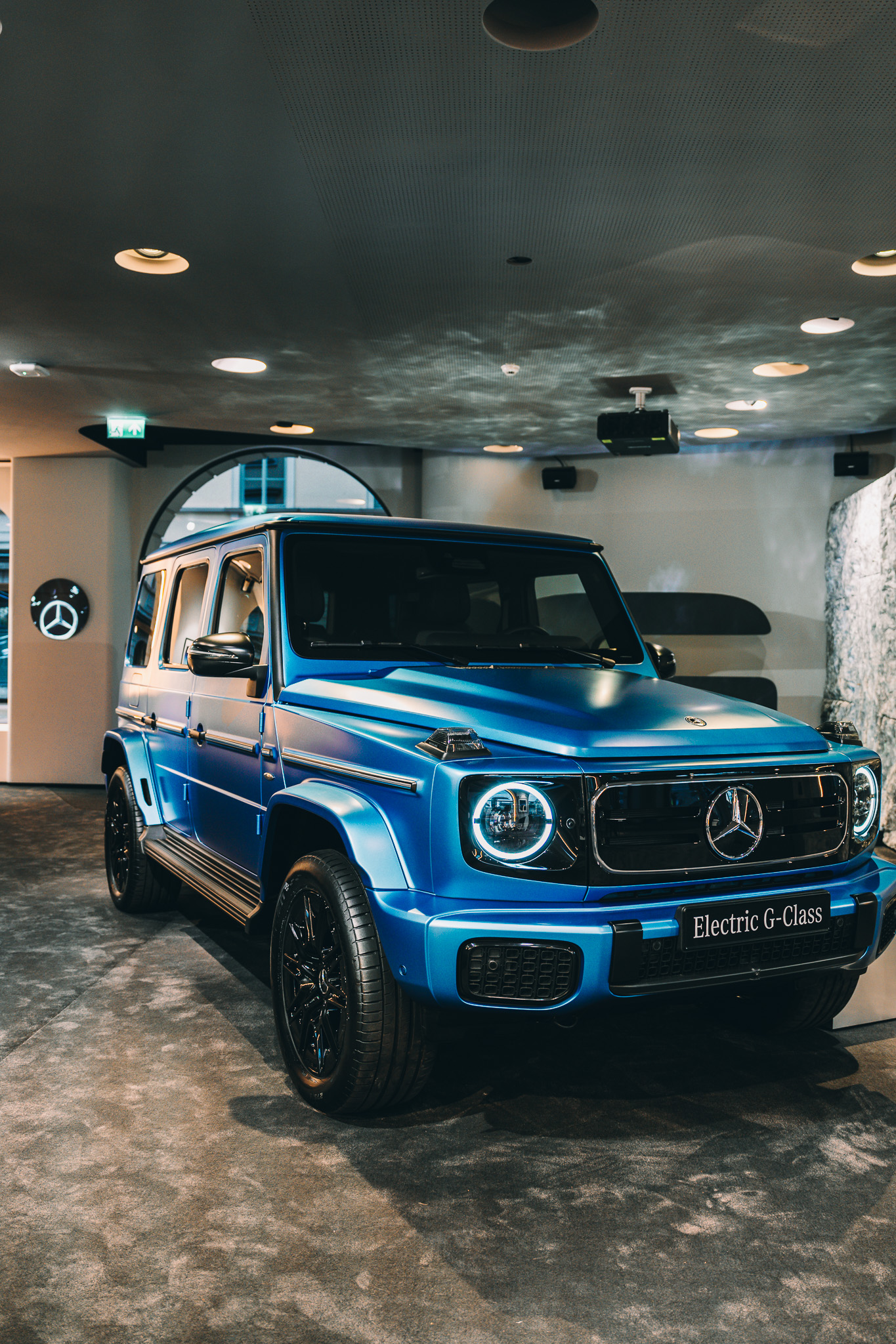 Marketing Innovations @Mercedes Benz by FADETOBLACK, event photography, image 21: Interior views of the Mercedes-Benz Studio Odeonsplatz venue in Munich during a marketing event: a blue