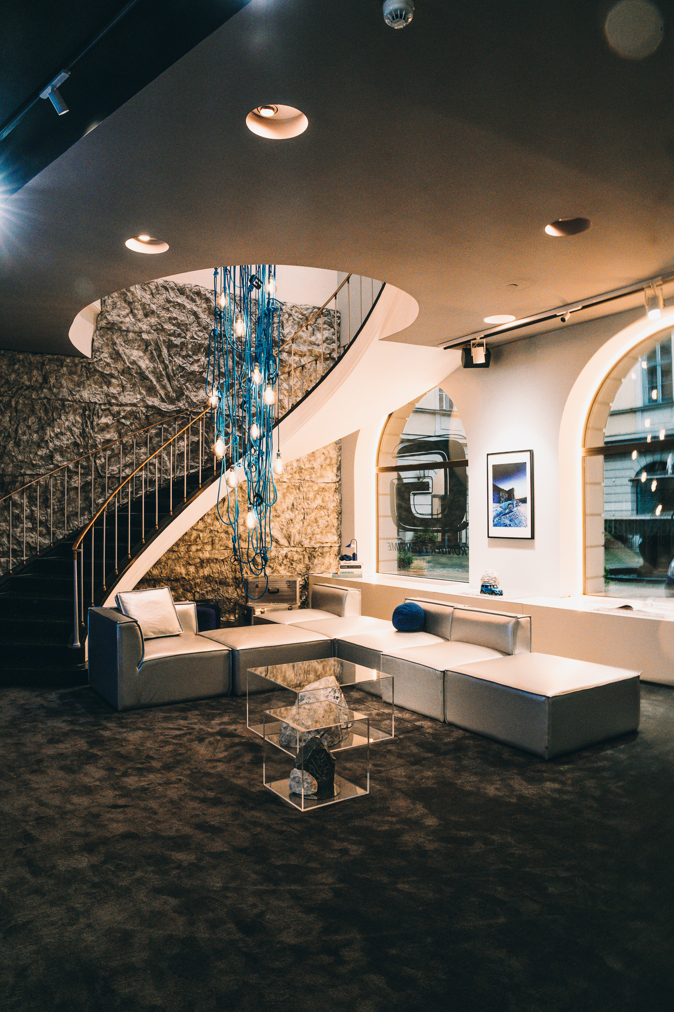 Marketing Innovations @Mercedes Benz by FADETOBLACK, event photography, image 6: Interior views of the Mercedes-Benz Studio Odeonsplatz venue in Munich during a marketing event: a blue