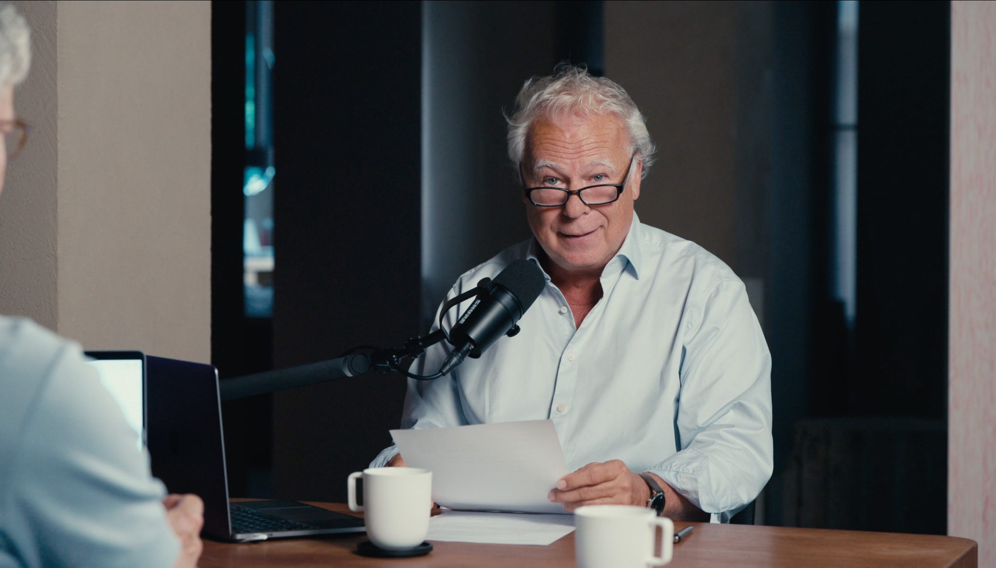 Moderator mit Manuskript, Fachpodcast Produktion München