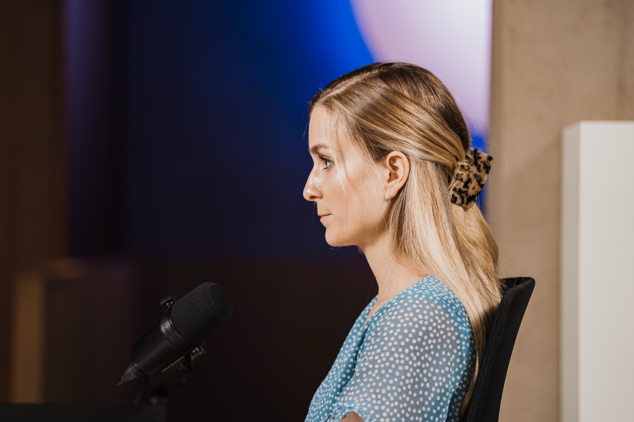 Profilaufnahme Gästin vor lila Licht, Corporate Podcast München