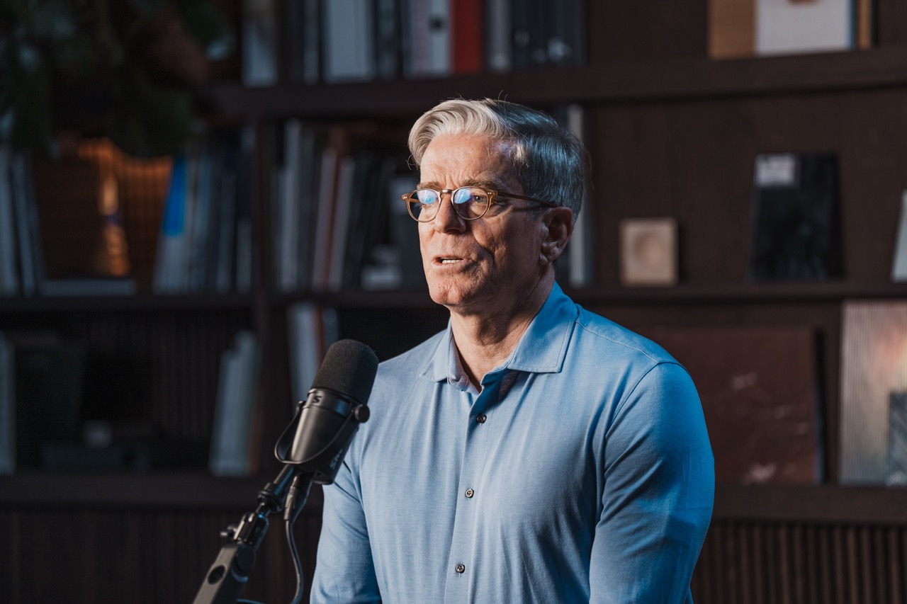 Gast vor Bücherwand, Markenpodcast München Set