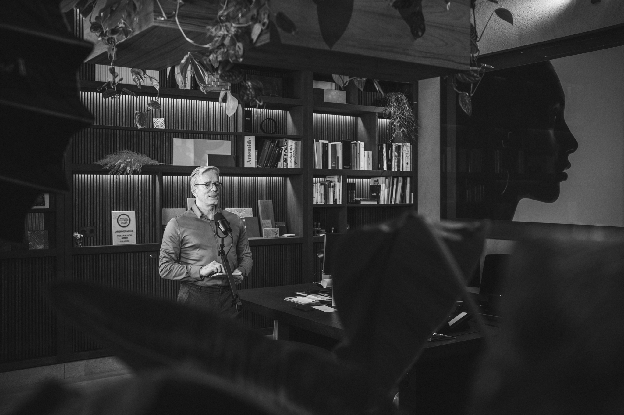 B-Roll Schwarzweiß Kamera im Regal, Behind-the-Scenes Podcast München