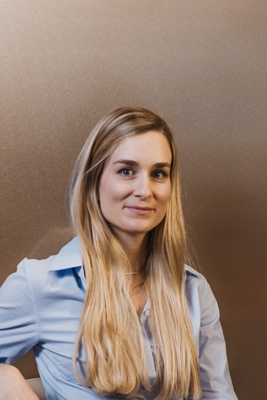Blonde Gästin vor Metallwand, Branding Portrait Podcast München