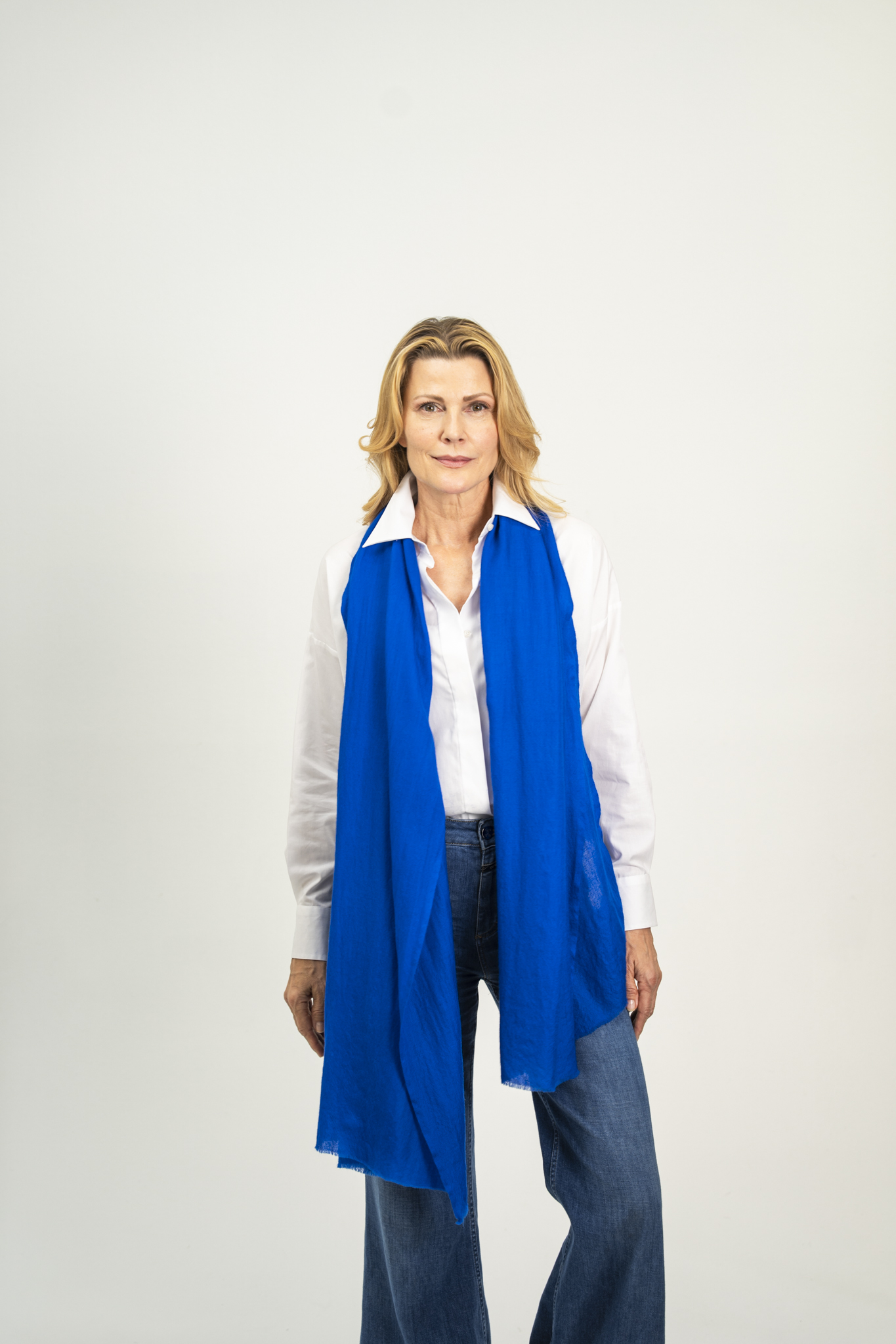 Model trägt kobaltblauen Mantel mit Seidenschal, Marici Fashion München