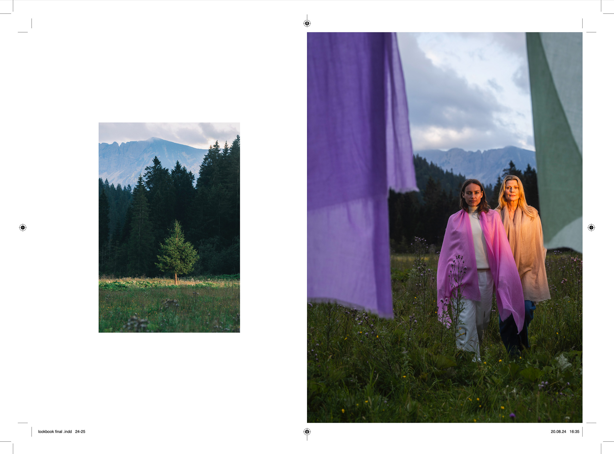 Zwei Frauen in rosa und beigen Pashminas stehen auf Bergwiese zwischen wehenden Tüchern, Marici Fashion Branding München