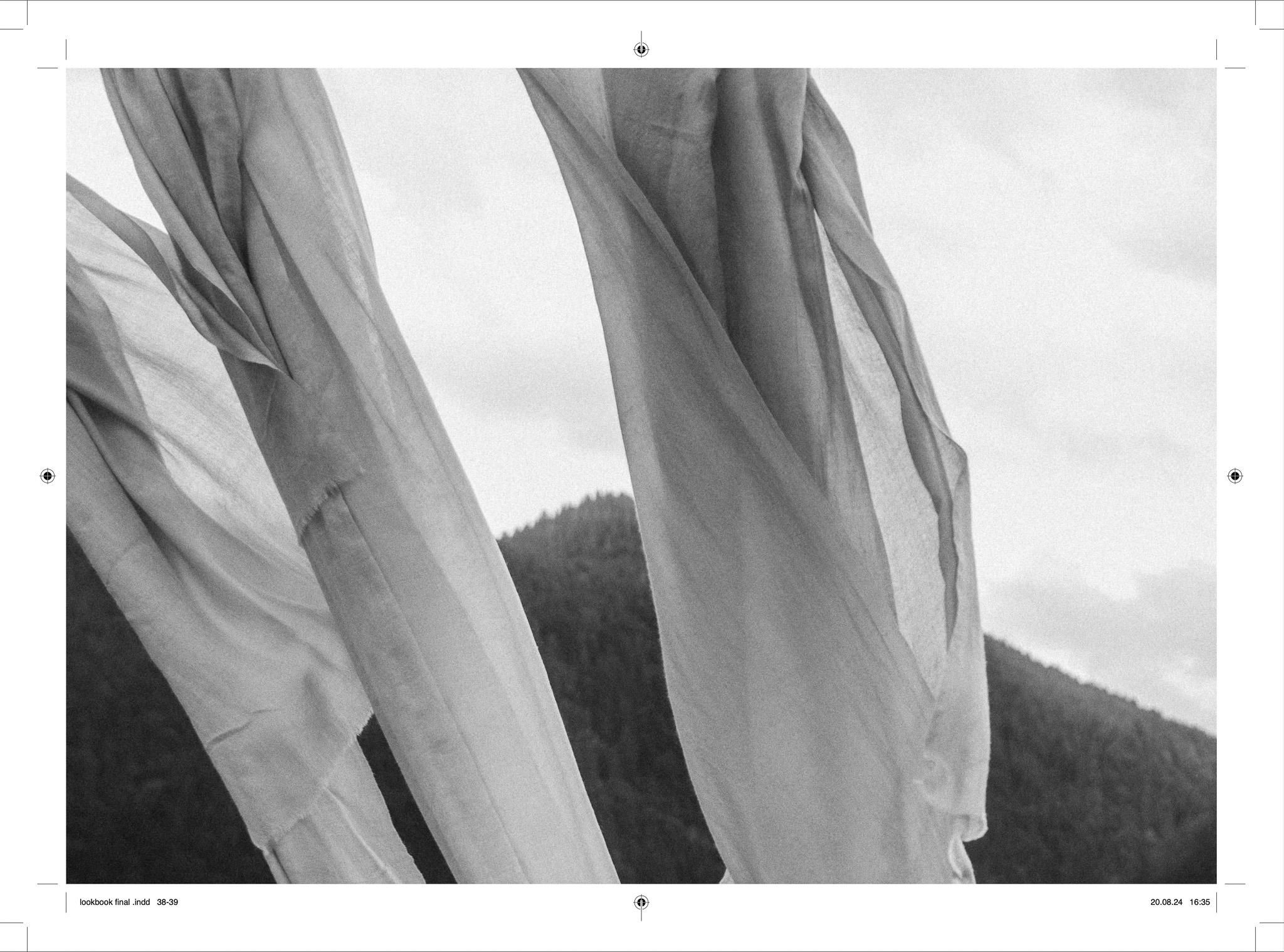 Lookbook Doppelseite, helle Pashmina Tücher wehen im Wind vor bewaldetem Berg, Schwarzweißfoto, Marici Fashion Branding München
