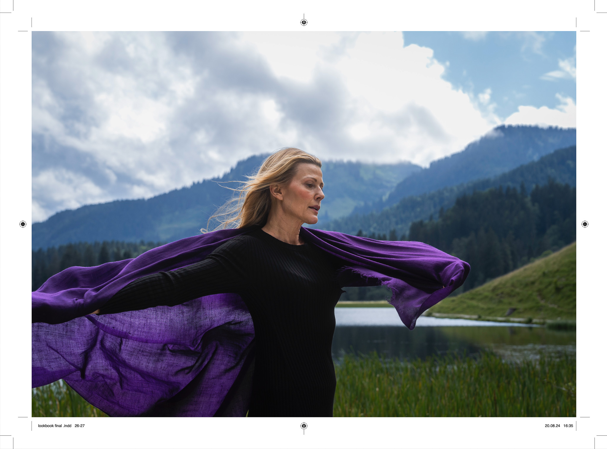 Model in Tweedjacke auf Bergwiese, Marici Herbstkollektion Alpen