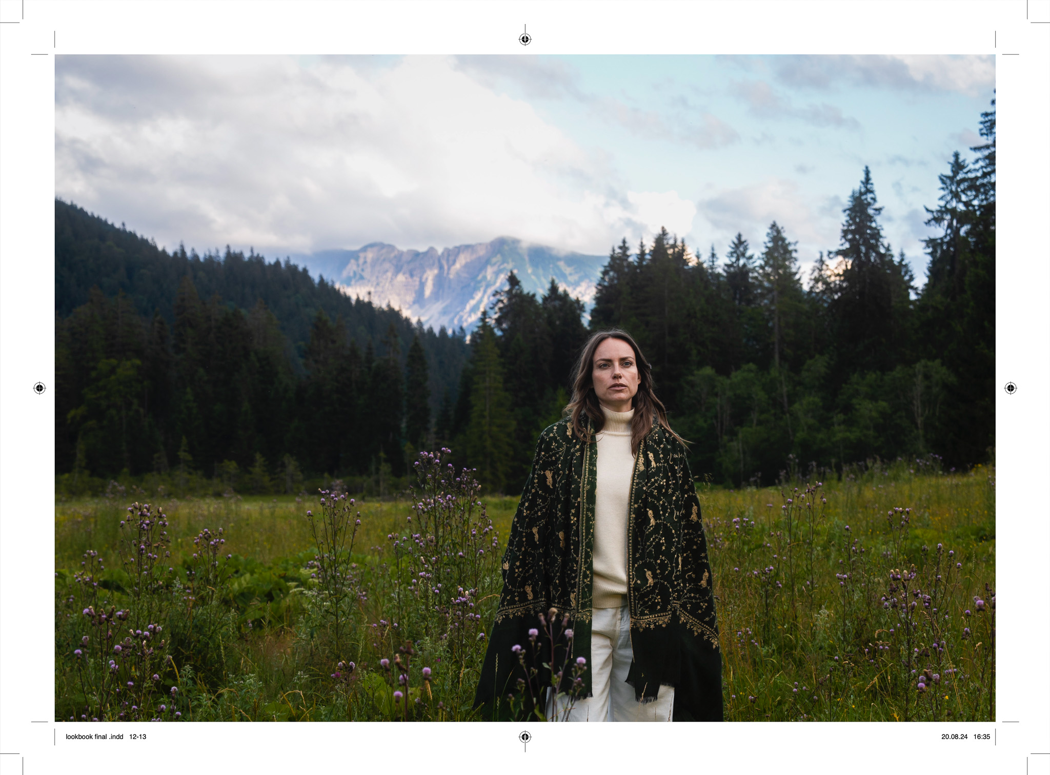 Portrait in Tweedjacke auf Waldwiese, Marici Mountain Fashion München