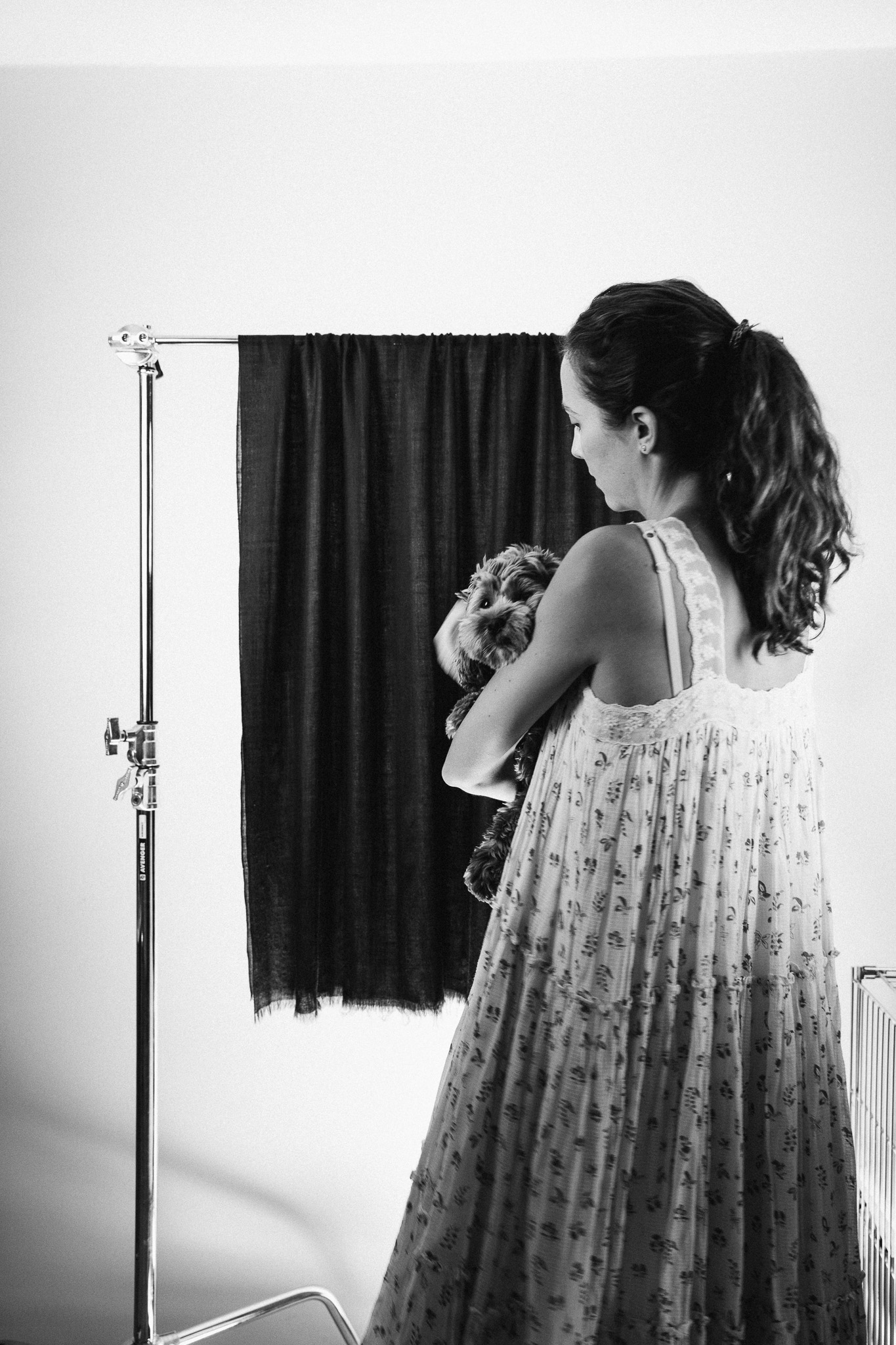 Designerinn richtetes Kleid vorm Vorhang, Marici Modeproduktion München
