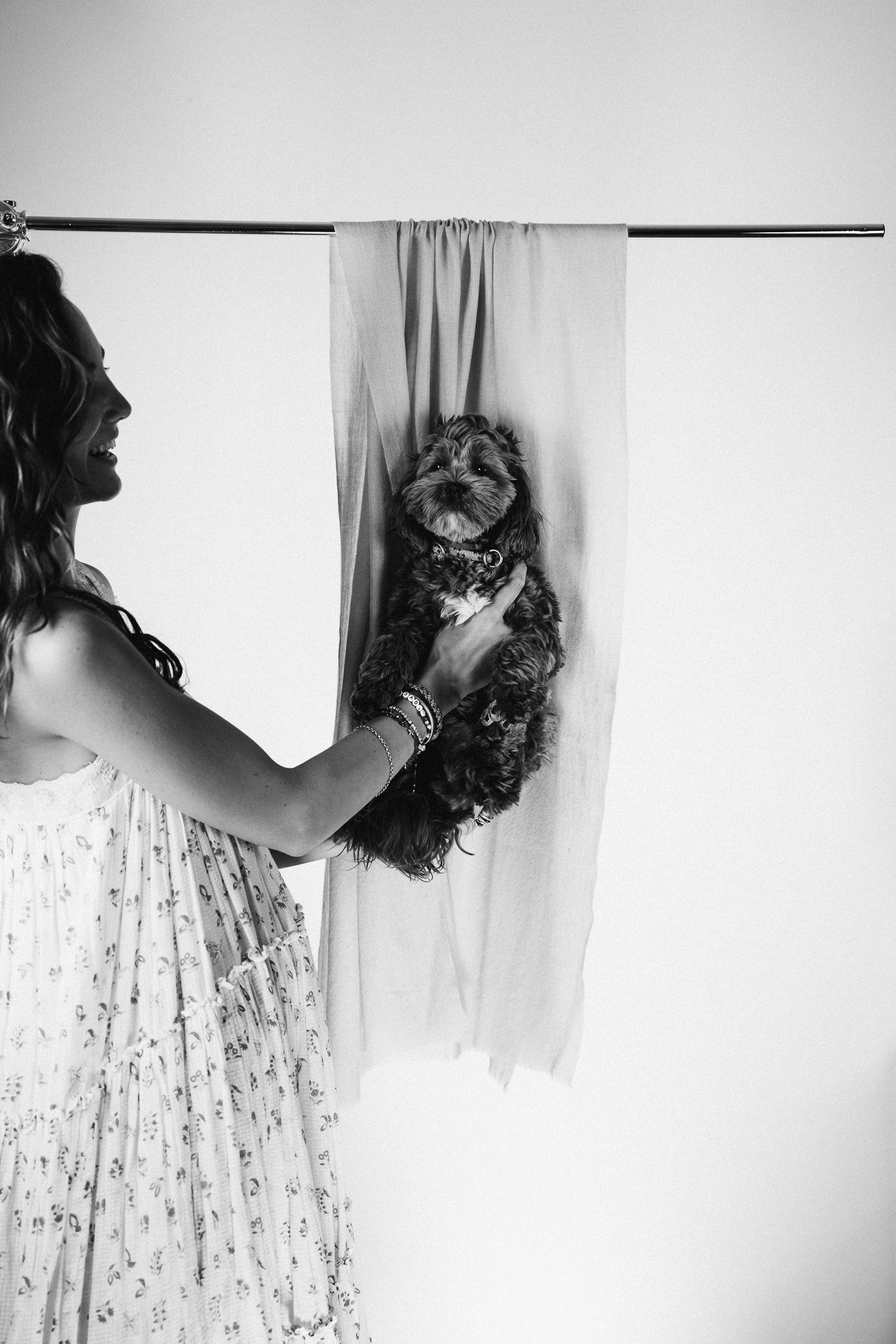 Model hängt Couture-Kleid auf, Marici Kollektion Shooting München