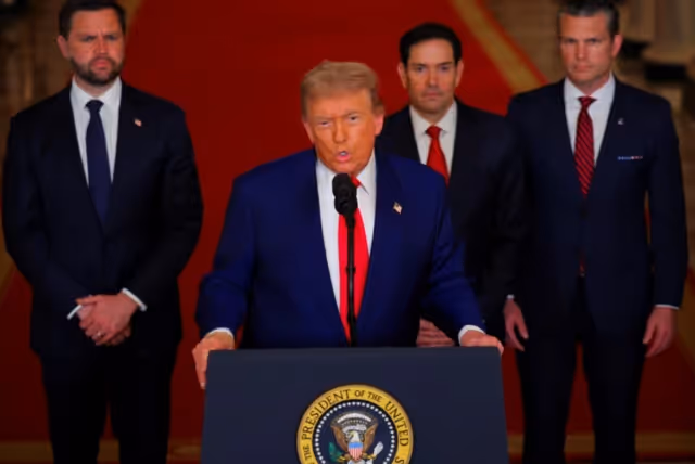 Trump habló tras el ataque flanqueado por su vicepresidente JD Vance (izq.), el secretario de Estado Marco Rubio y el secretario de Defensa Pete Hegseth.