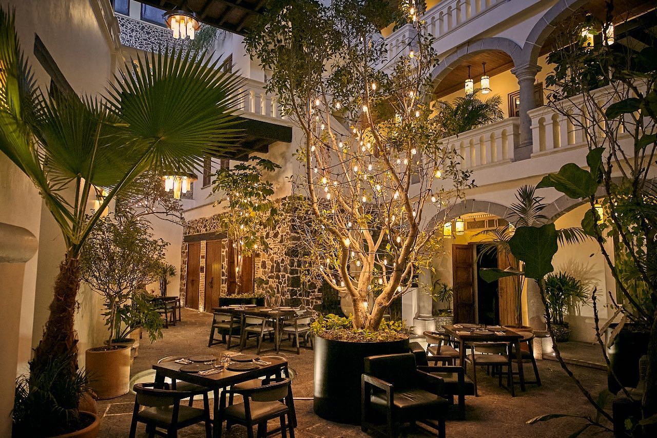 Este restaurante ubicado dentro de una casona del siglo XVII, tiene un menú digno de estrellas Michelin