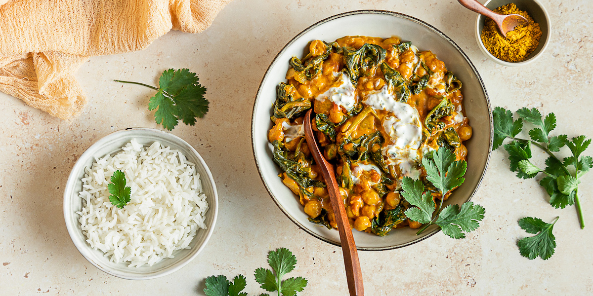 Espinacas y garbanzos al curry con leche de coco