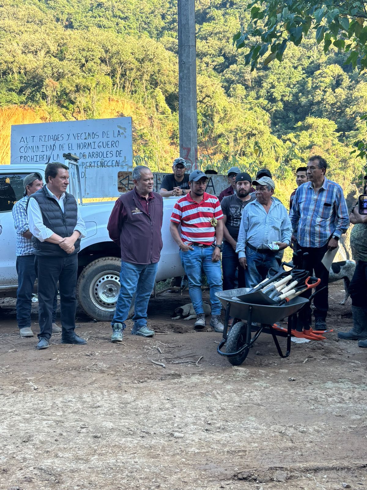 Puede ser una imagen de texto que dice "AU ALTRIADES.VECINOSPELA LA RZDADES VECINOS DE CONUNIDAD COMUA TMADDEELHORMIGUERO DAD HORMIGUERO PROHIREIYLA ARBOLES DE PERTENECEN"