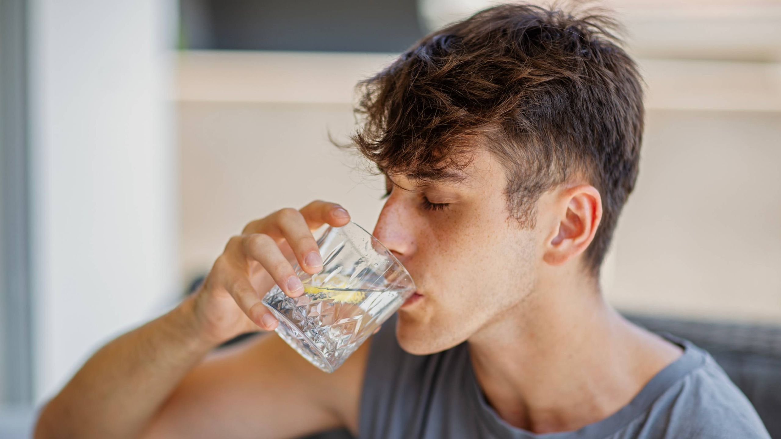 12 errores al tomar agua e hidratarte que debes dejar cuanto antes | GQ