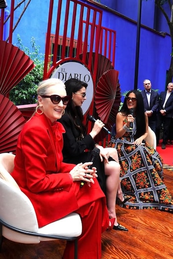 El atuendo de Martha Debayle, una pieza Carolina Herrera Resort 2025 con patrón floral tipo ventana, inspiró críticas virales en redes sociales durante el evento internacional (IG)
