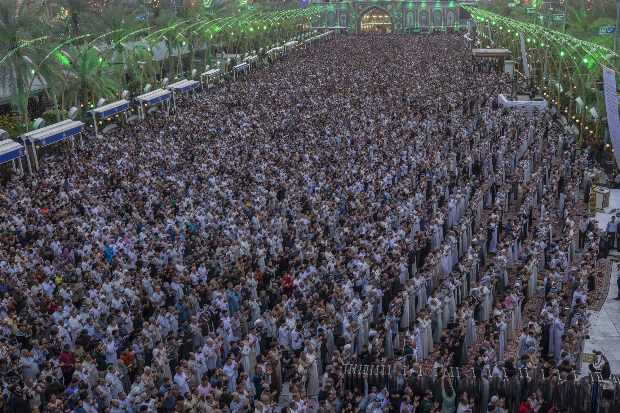 Grandes multitudes de creyentes celebran la oración de Eid al-Fitr en el  santuario de Aba Al Fadl al-Abbas (p) y en la plaza entre los dos  santuarios sagrados