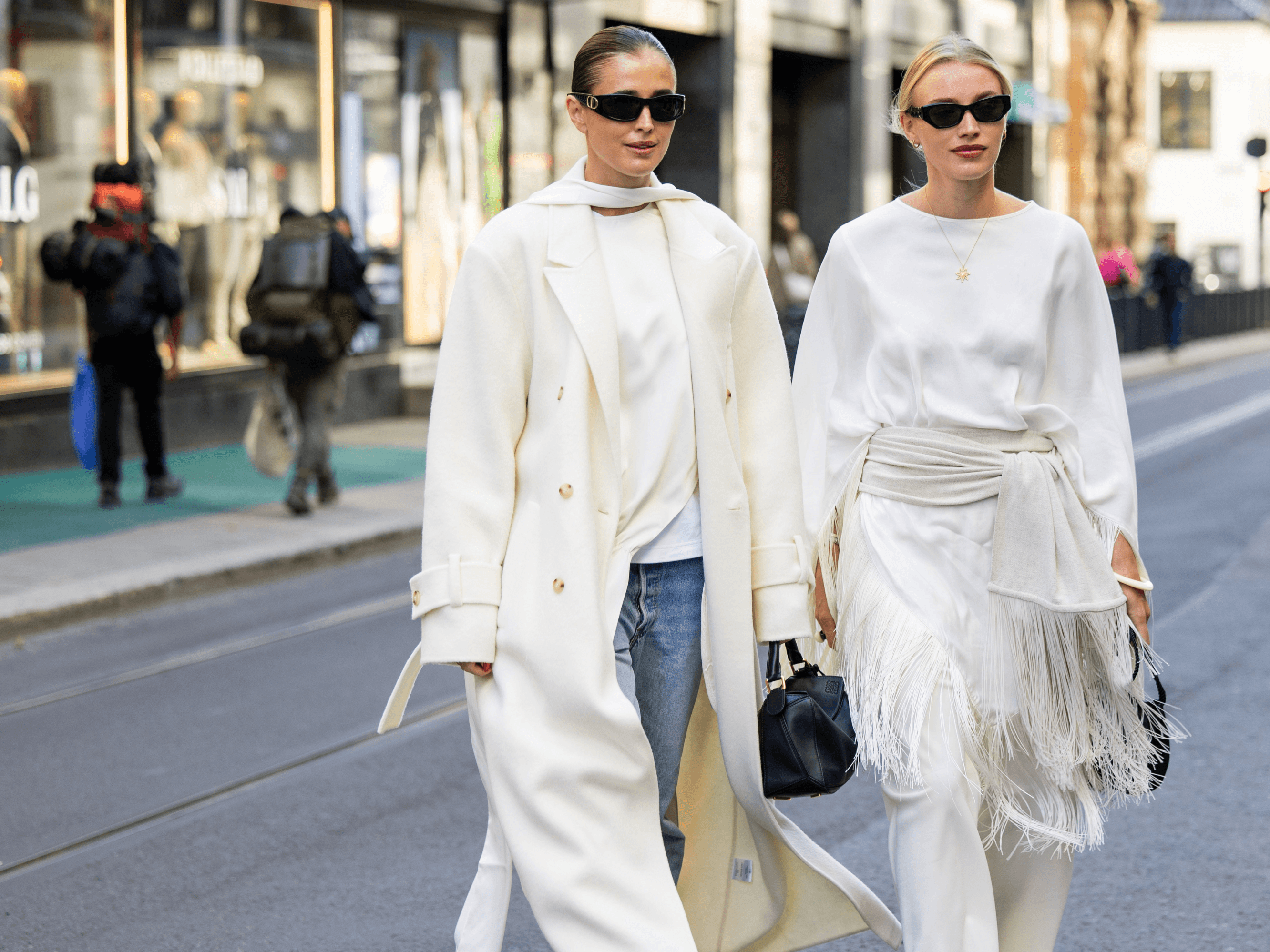 7 ideas de looks Cloud Dancer para verte sofisticada con el color del 2026 | Glamour