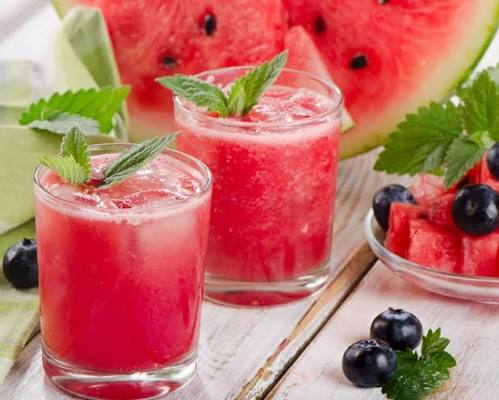Agua détox Sandía + Menta. Aquí os dejo la receta del agua de sandía y menta  que es un verdadero placer para el verano. La sandía es una de las frutas  mas