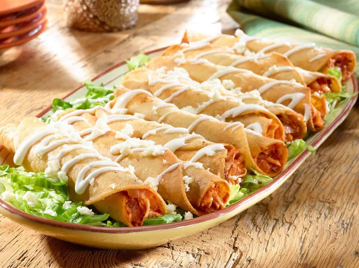 Flautas de Pollo, la receta clásica del recetario de la abuela.