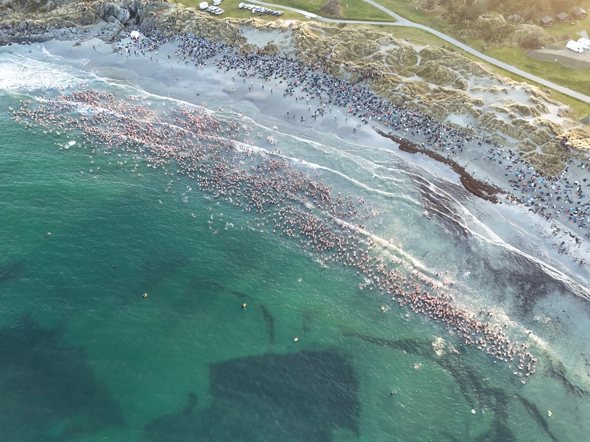 Foto av stranden på Ølberg med mange tusen vinterbadere i havet