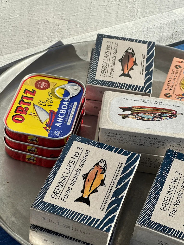 Fotografi av hermetisert fisk