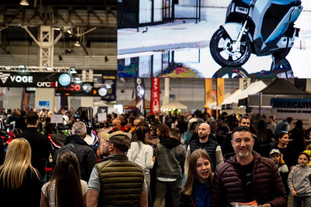 Visiteurs en famille dans les allées d'ON THE ROAD Marseille