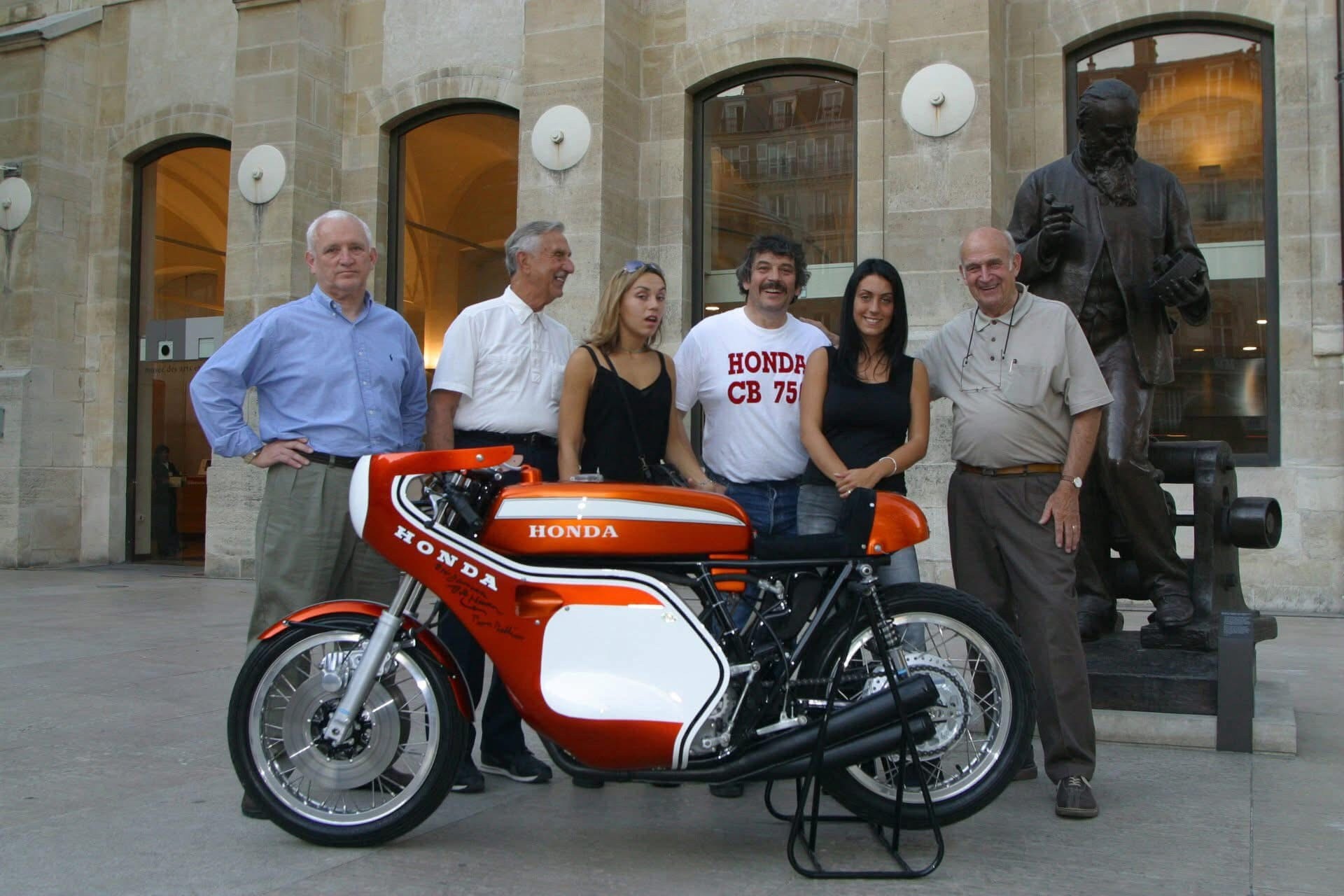 Team Daytona 70 - Honda 750 racing Type au pied de la Tour Eiffel en 2003