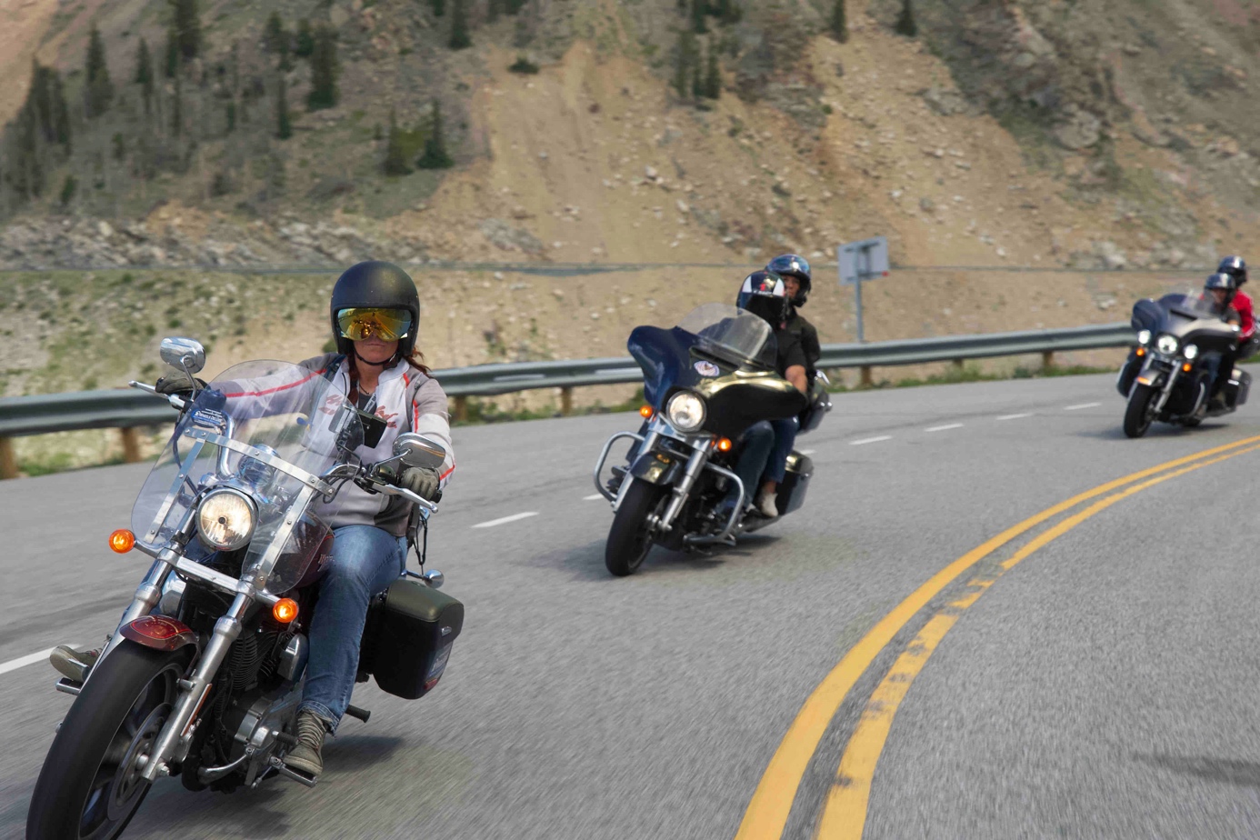 Groupe de motards sur une route de montagne au Colorado