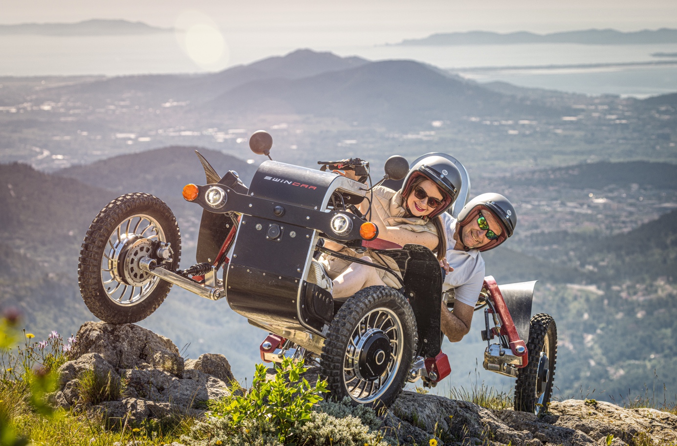 Le Swincar e-Spider, véhicule électrique tout-terrain pendulaire, en démonstration sur les hauteurs face à la mer