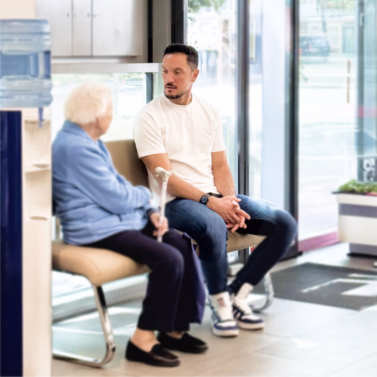 Eine Seniorin sitzt mit einem Apotheker in der Beratung