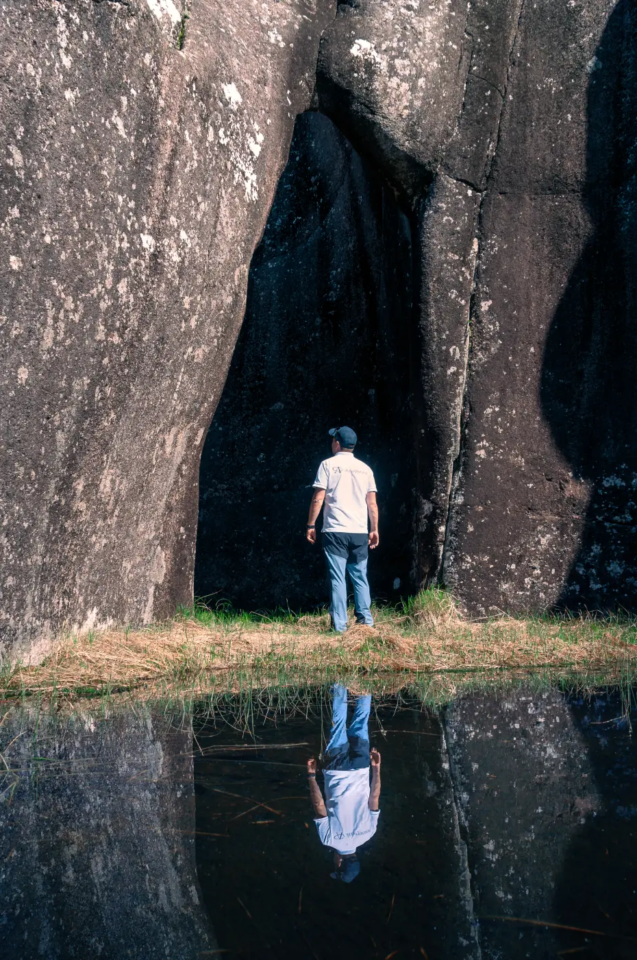Explore Åkrafjorden's geological marvels at Sunnhordland UNESCO Geopark. Discover Jettegrytene and ascend Jettegrytnuten for panoramic views.