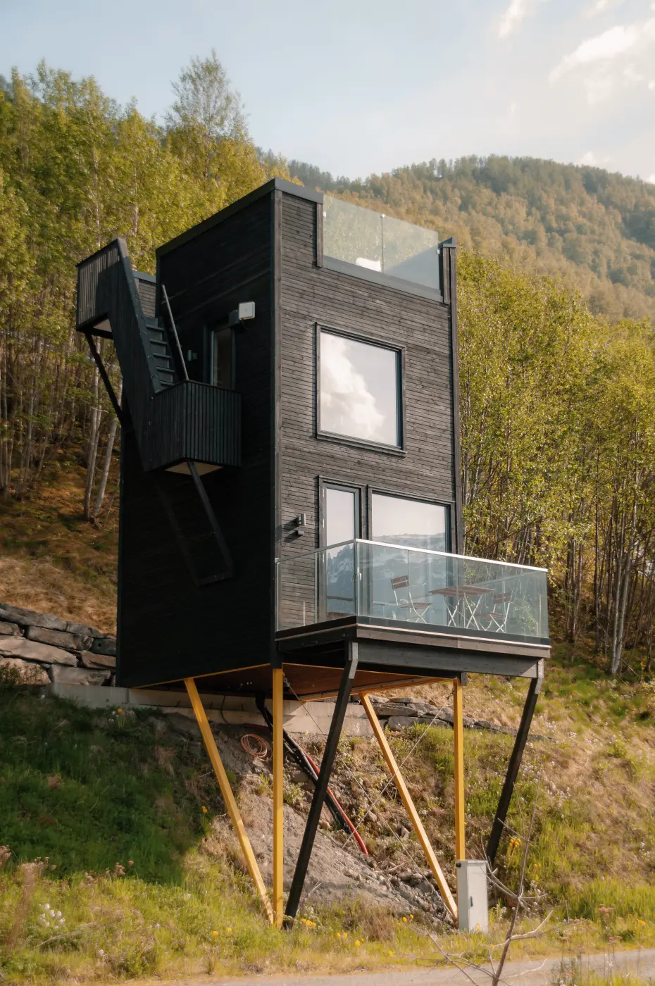 Discover comfort and adventure in our micro cabins with stunning Åkrafjorden and Folgefonna views. Ideal for 4-6 guests, offering hotel-standard amenities and convenient E134 access.