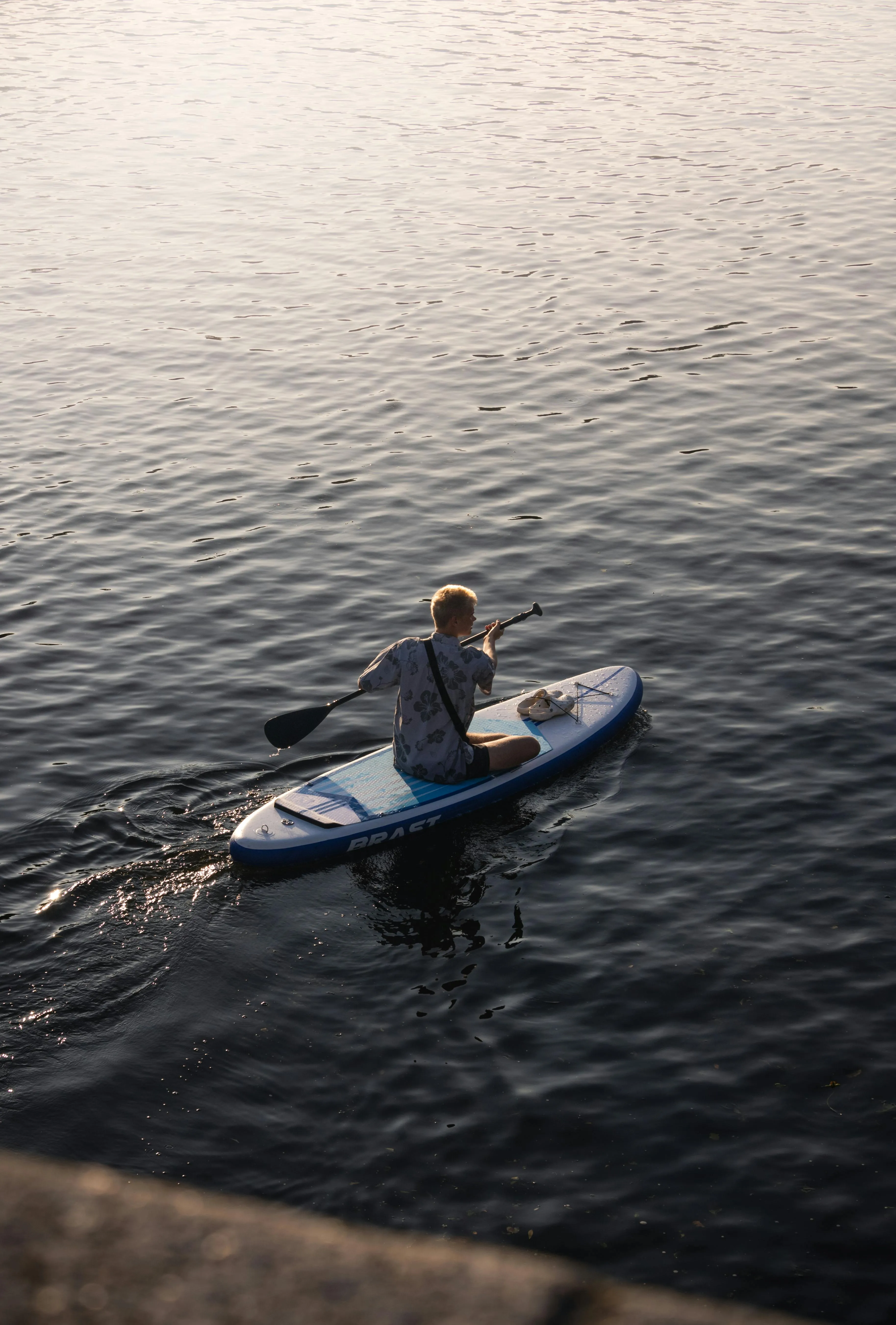 Kayak and Canoe, Fjæra