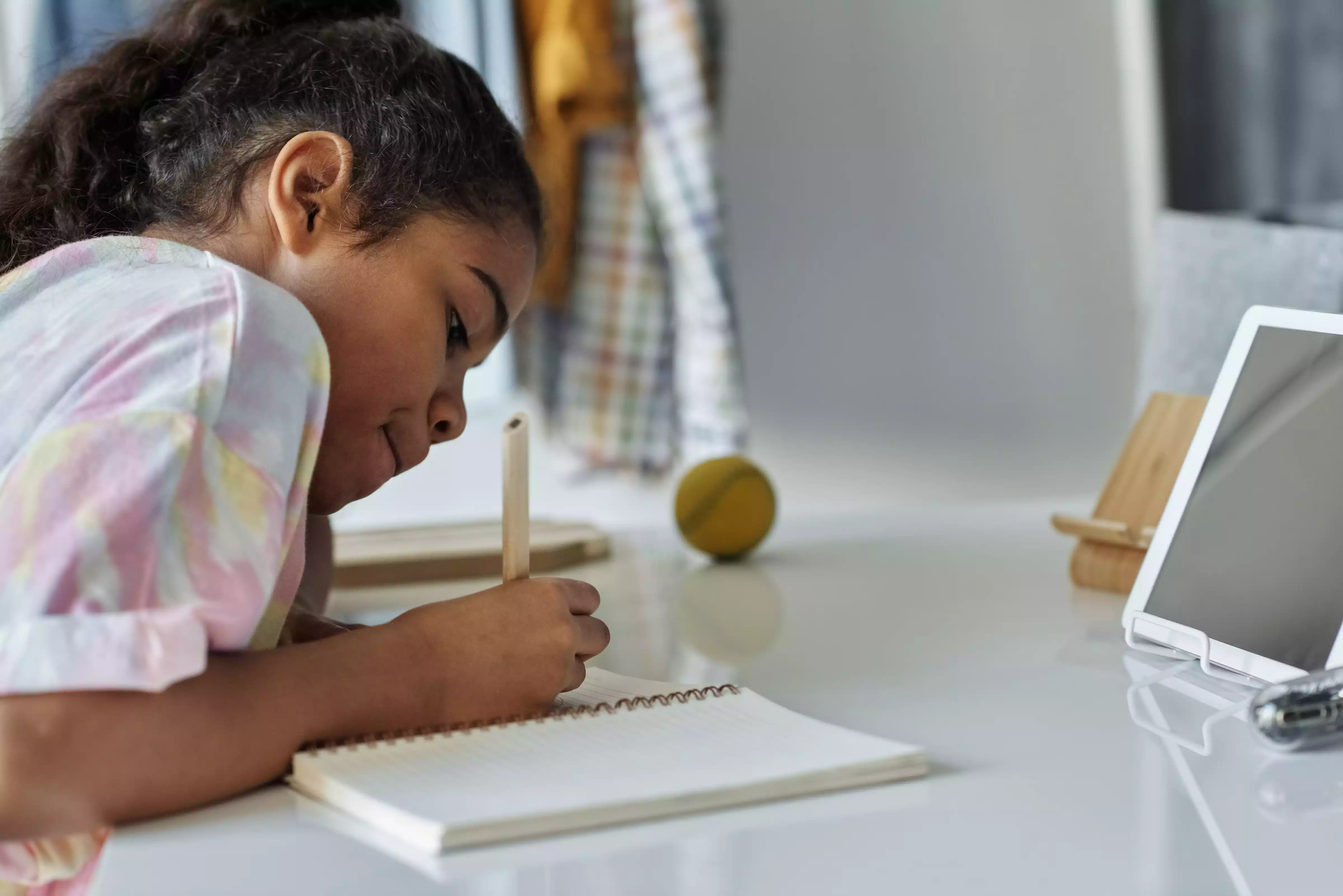 enfant fille qui écrit, illustration de dysgraphie enfant définition et symptômes
