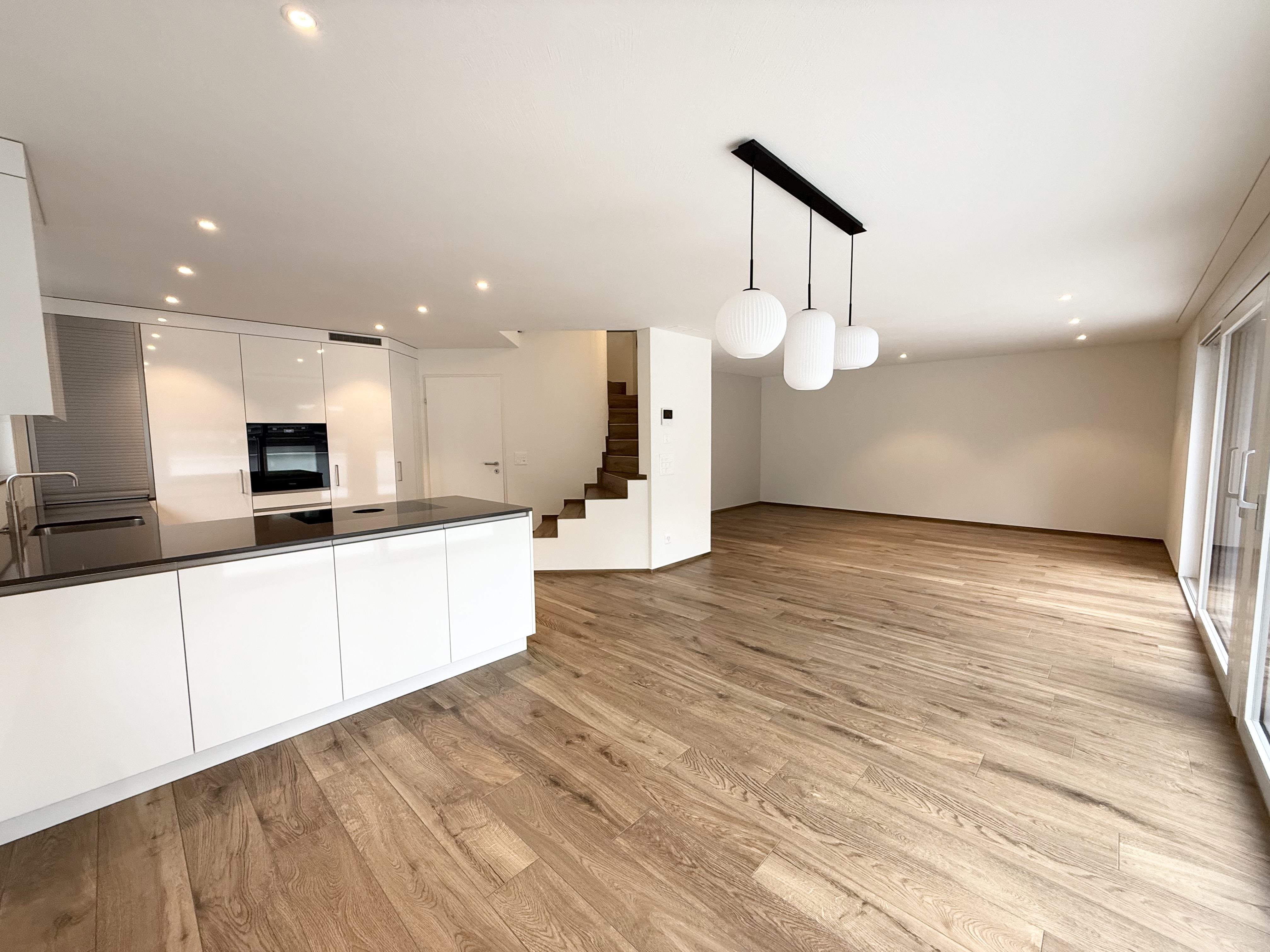 Modernes Eck-Reihenhaus an erhöhter Lage