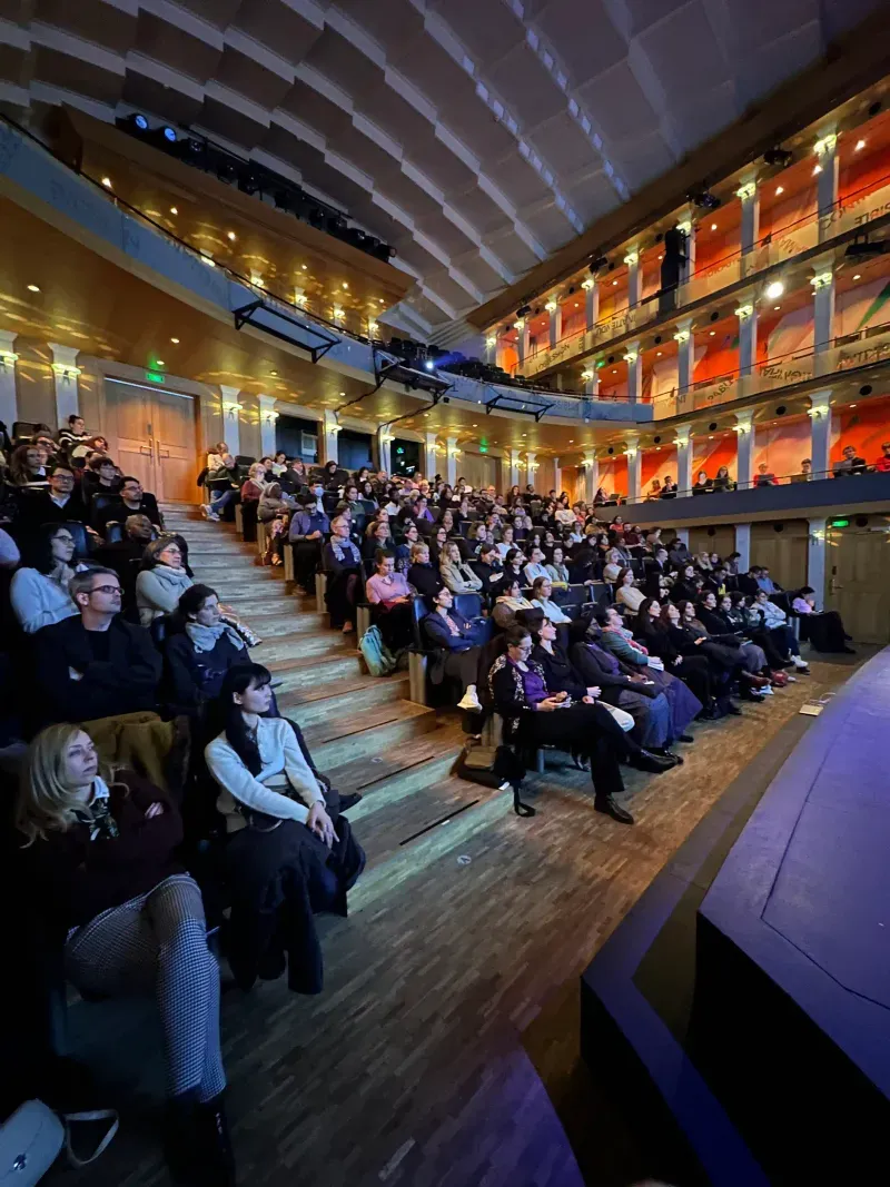 image-ai-sister-show