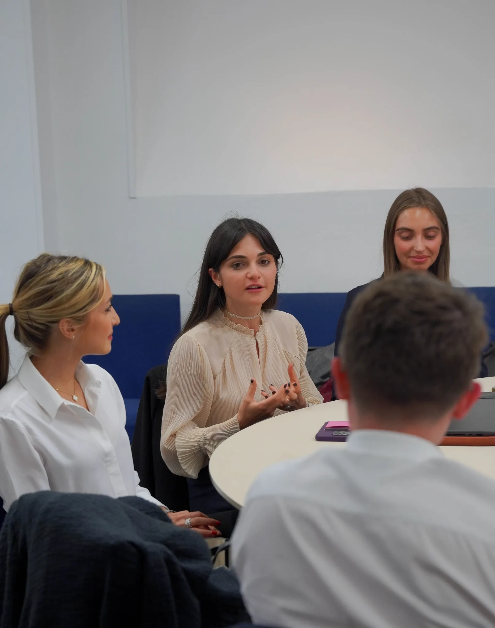 Échanges entre collaboratrices pendant une mission IA AI Sisters