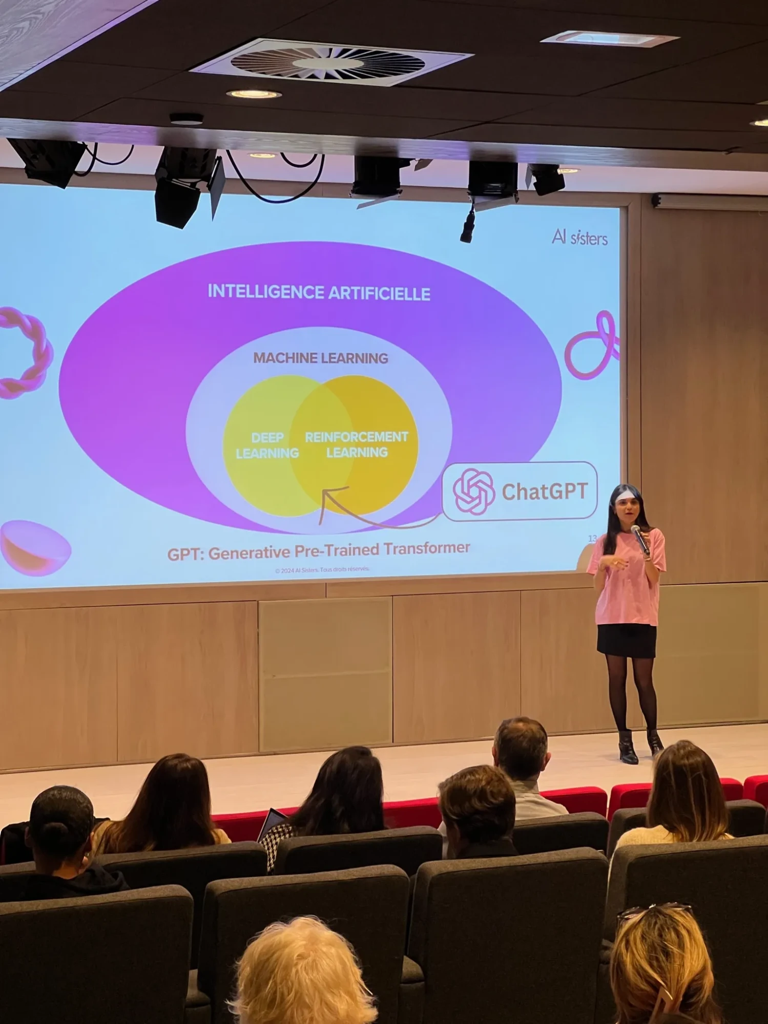 Conférence AI Sisters sur l'intelligence artificielle et ChatGPT devant un auditoire