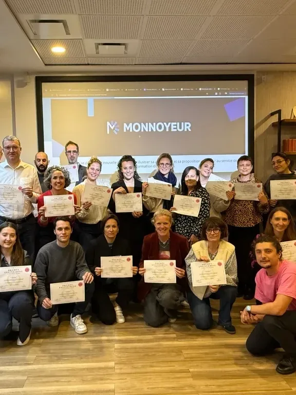 Participants Monnoyeur avec leur certificat après la formation AI Sisters
