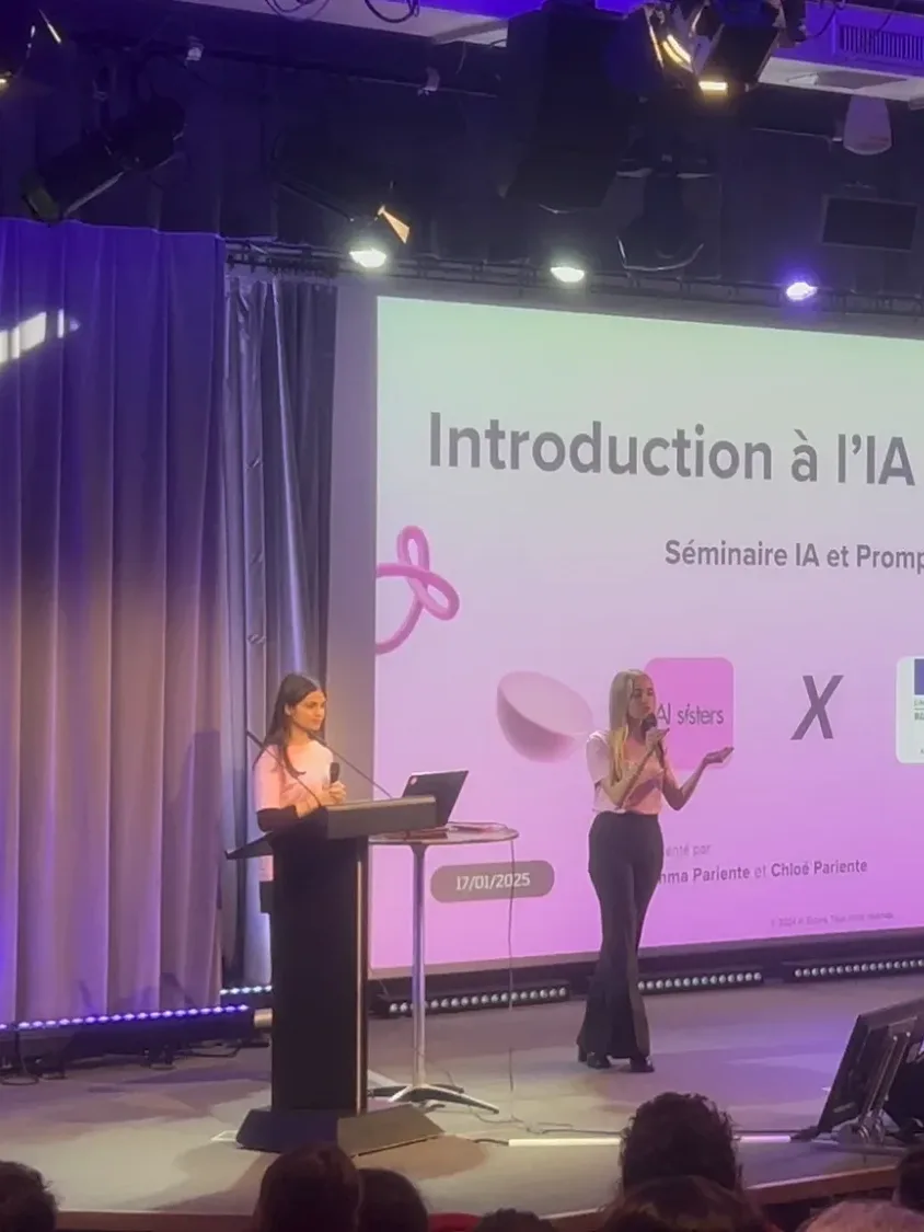 Emma et Chloé Pariente présentent l'IA générative sur scène lors d'un séminaire AI Sisters