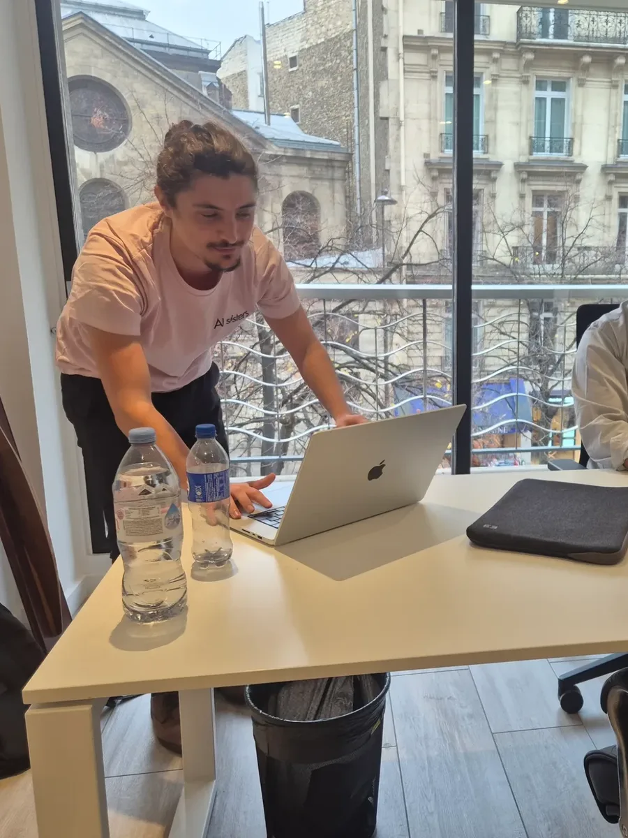 Formateur AI Sisters en accompagnement individuel sur ordinateur