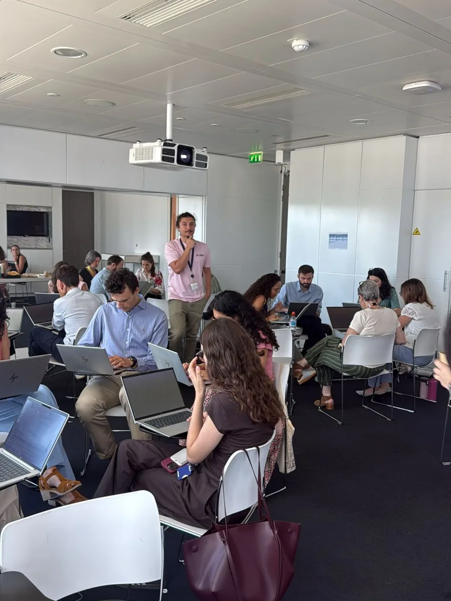Équipes Accor en groupes de travail pendant un Promptathon