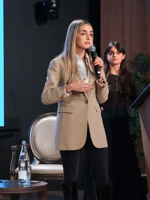 Intervention AI Sisters sur scène devant des dirigeants