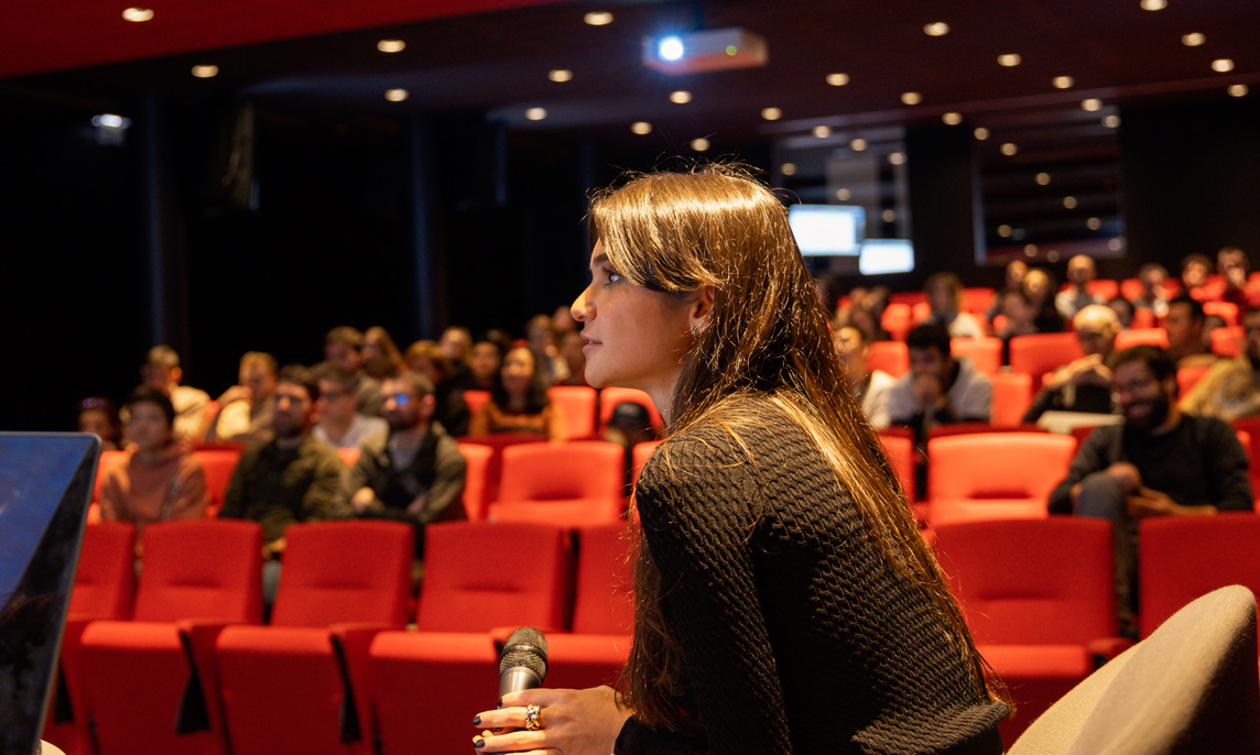 Intervenante AI Sisters micro en main face à une salle de collaborateurs