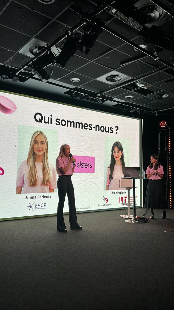 Les formatrices AI Sisters se présentent sur scène pendant un Show IA